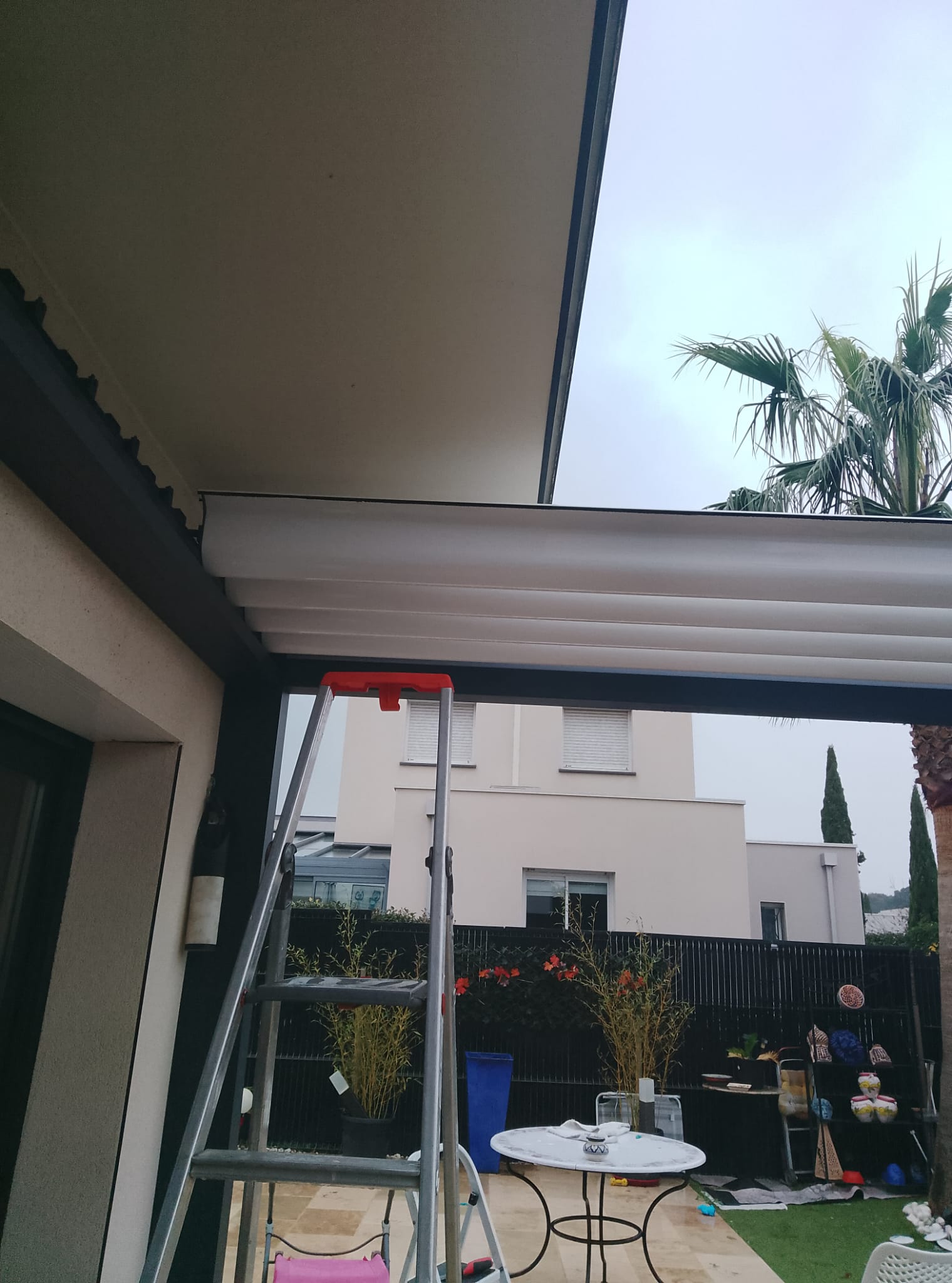 10/12/2025 Installation d'une pergola IZI de chez Marquises 