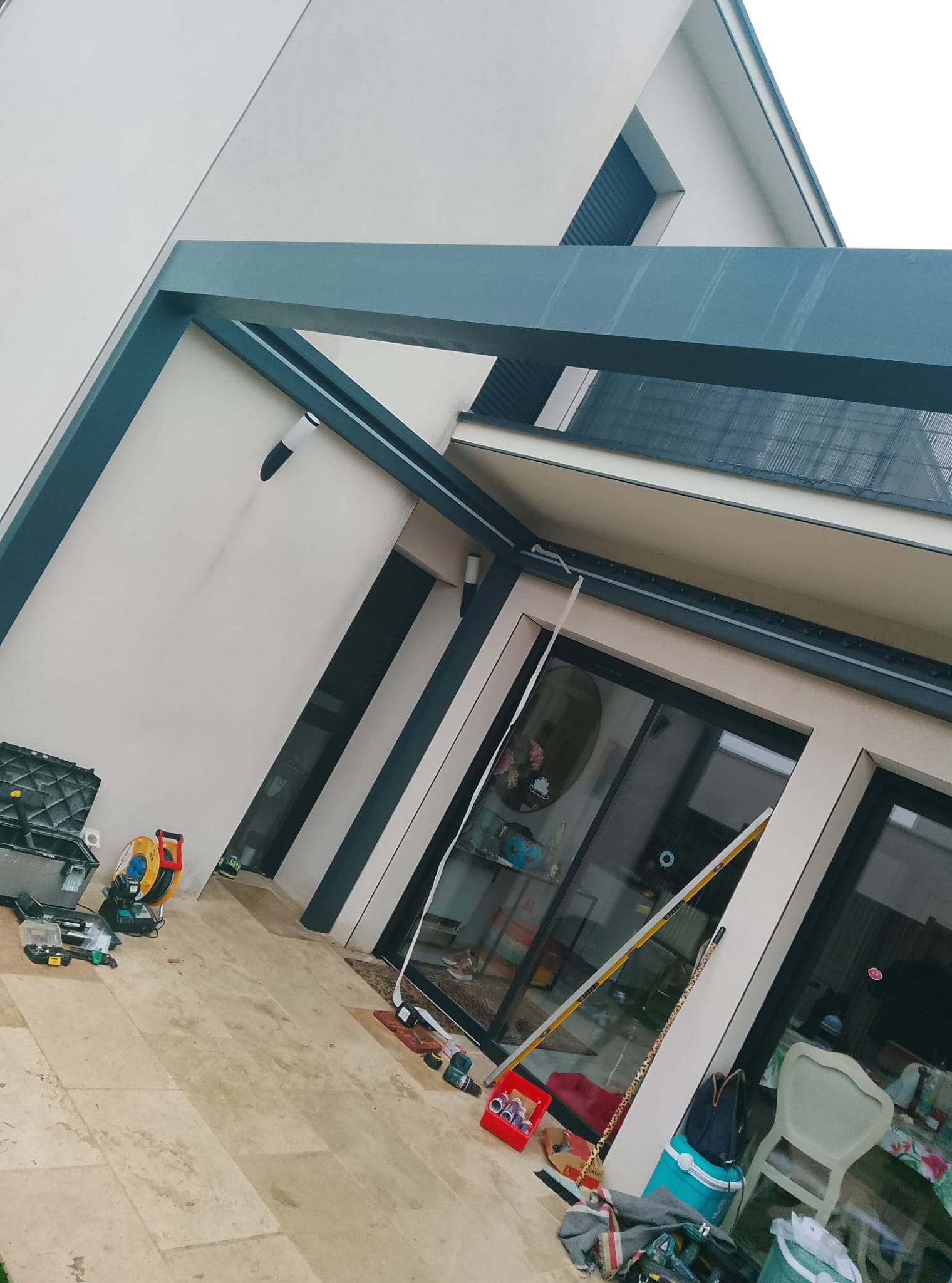 10/12/2025 Installation d'une pergola IZI de chez Marquises 