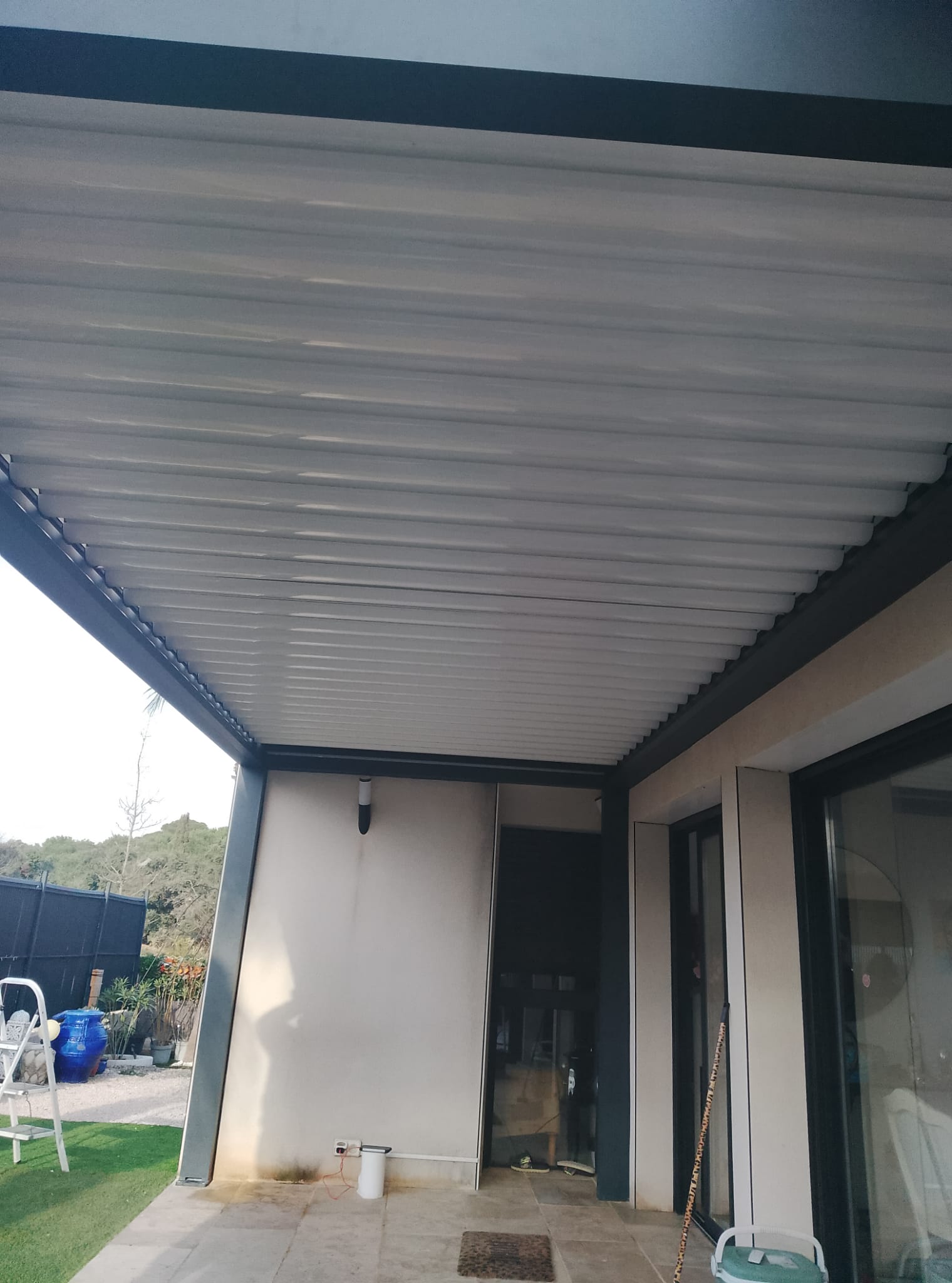 10/12/2025 Installation d'une pergola IZI de chez Marquises 