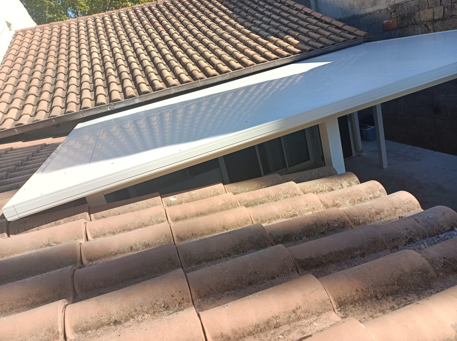 01/10/2025  Installation d'une pergola toiture thermotop blanche 