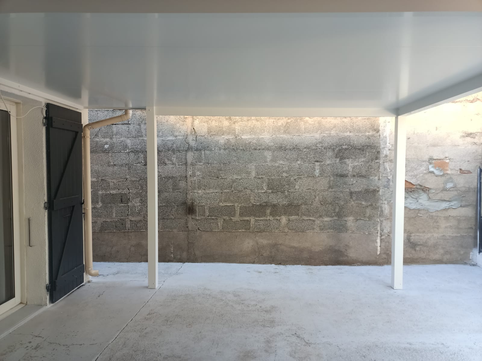 01/10/2025  Installation d'une pergola toiture thermotop blanche 