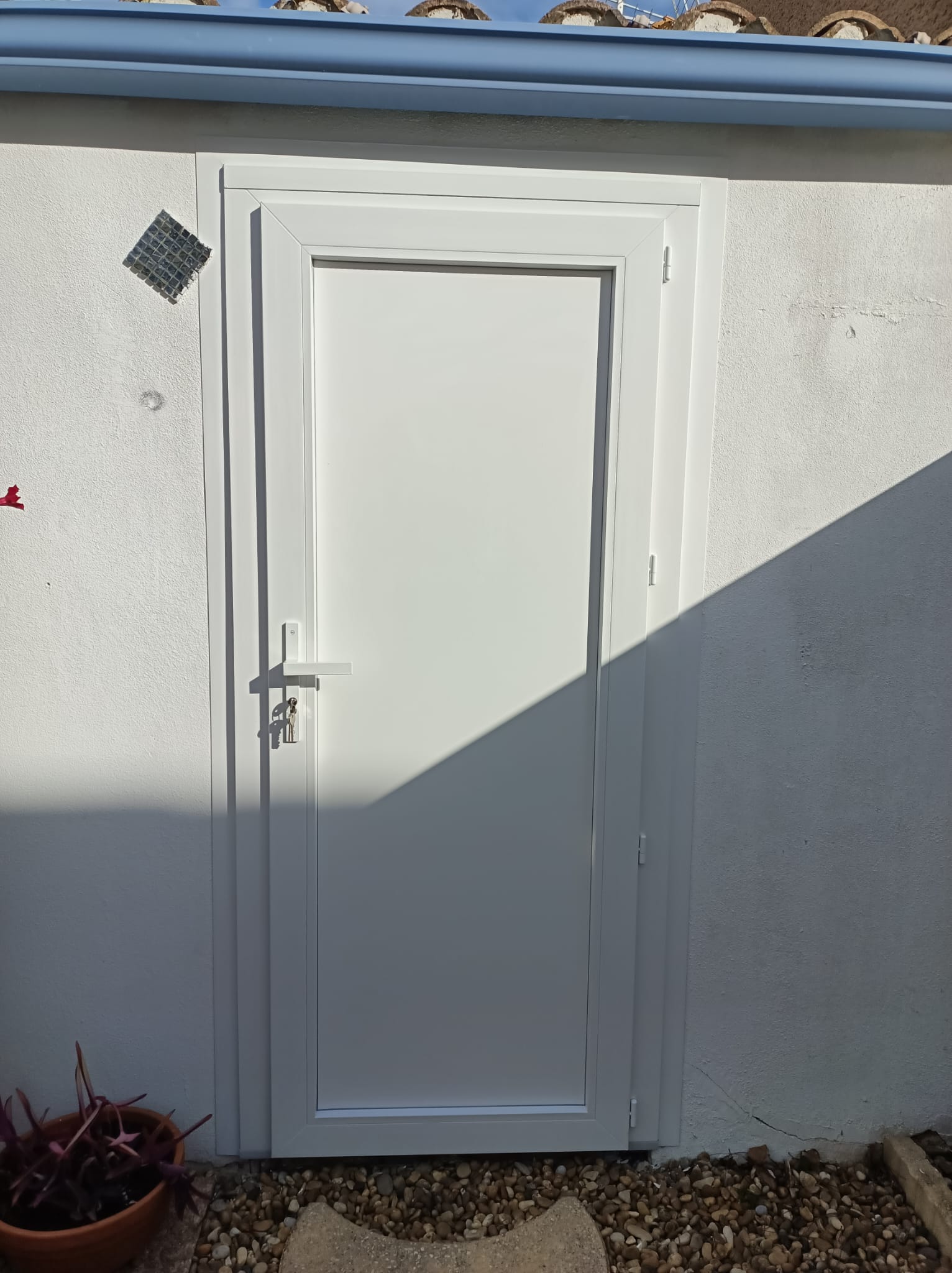 04/11/2025 Nouvelle installation chez notre cliente d une porte fenetre et d 'un portillon 