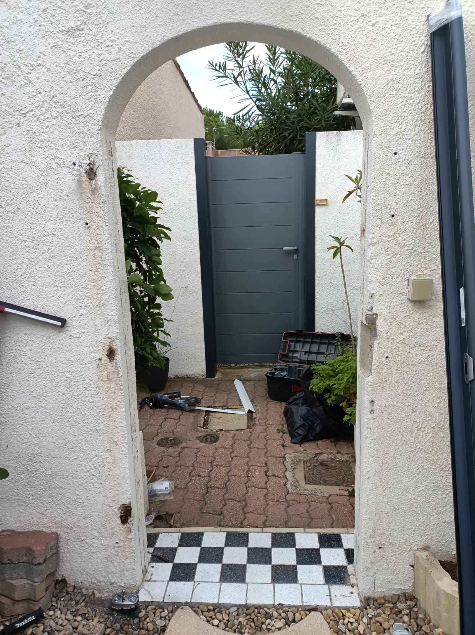 04/11/2025 Nouvelle installation chez notre cliente d une porte fenetre et d 'un portillon 
