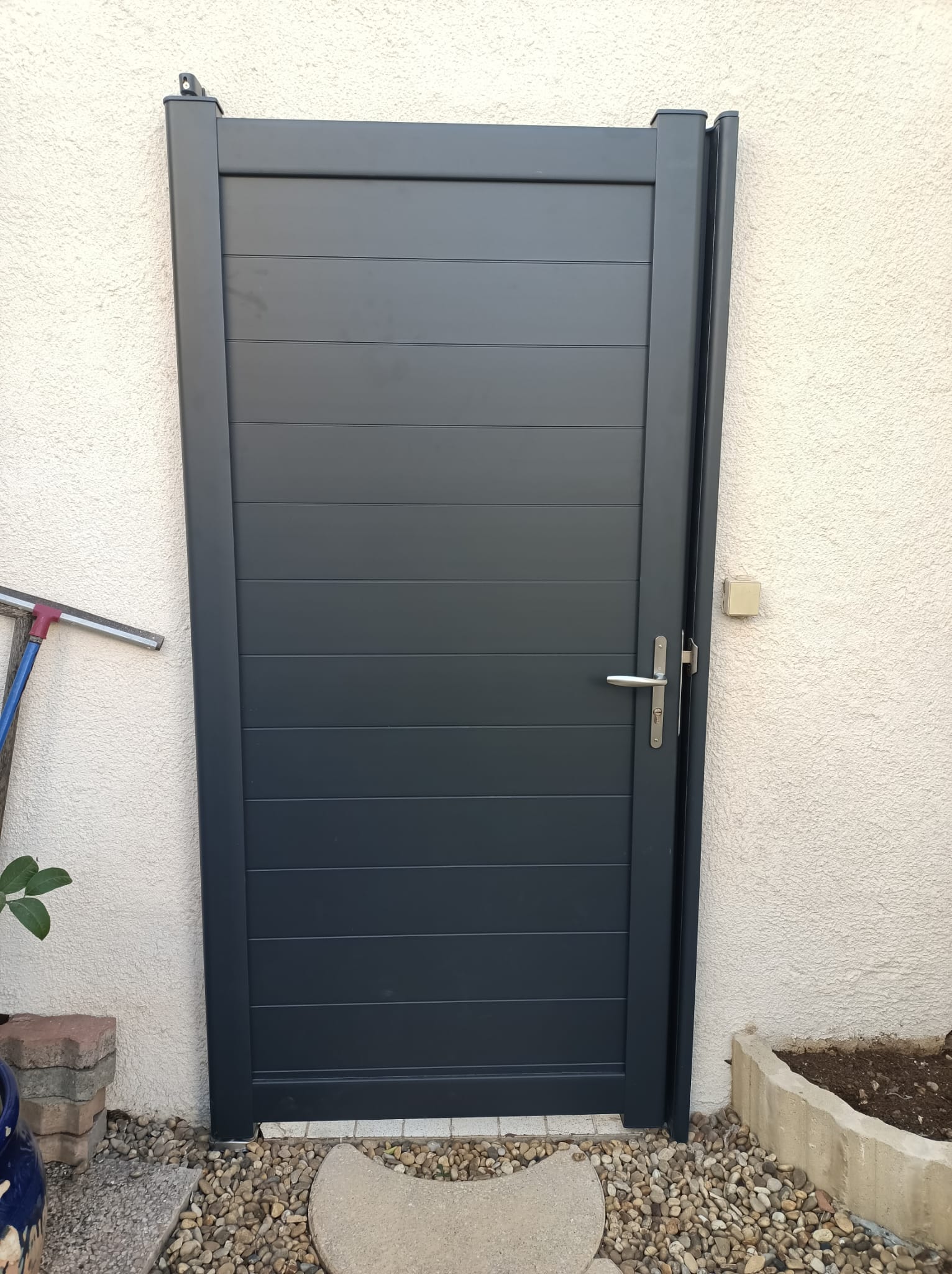 04/11/2025 Nouvelle installation chez notre cliente d une porte fenetre et d 'un portillon 