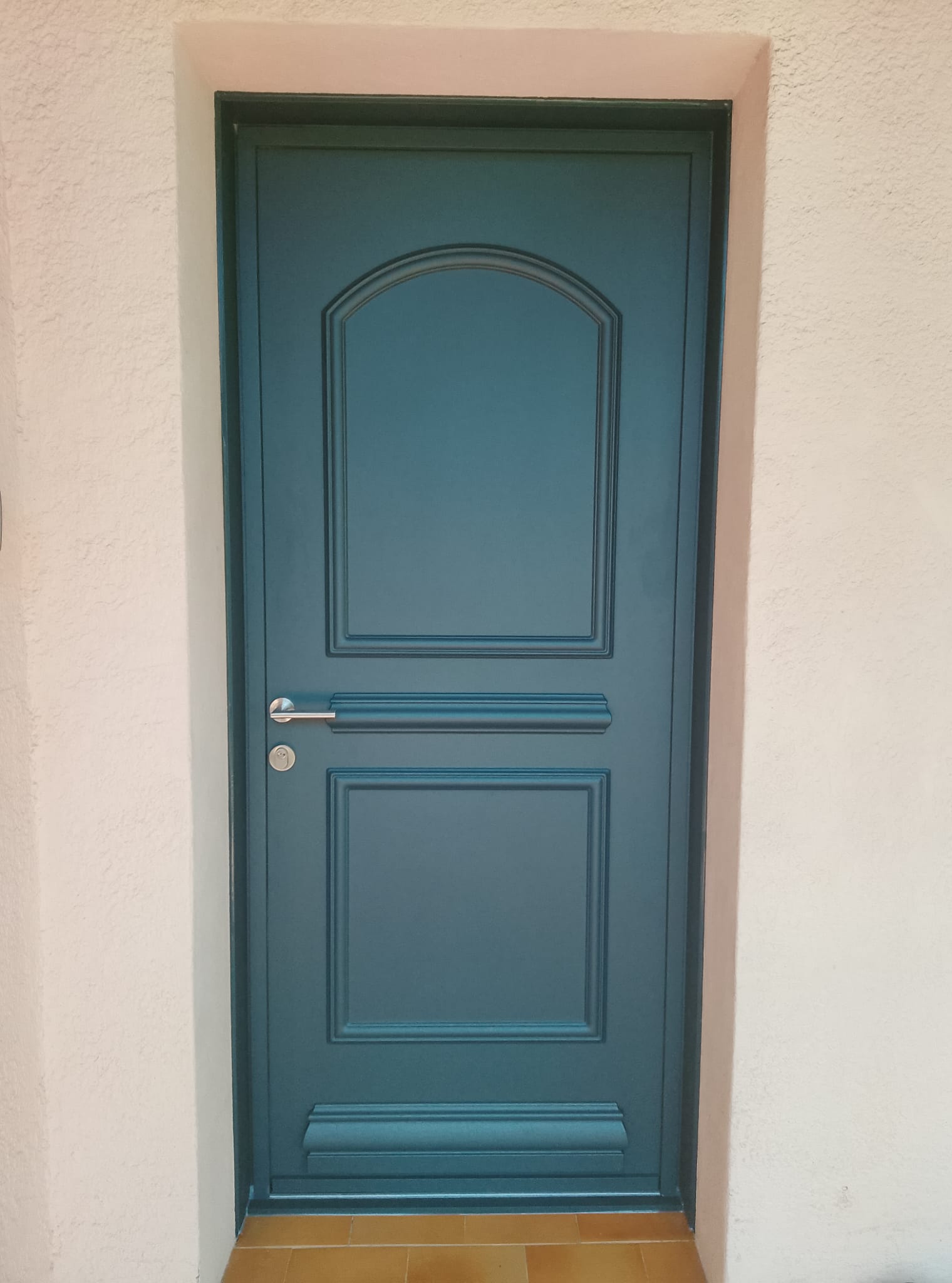 29/04/2026 pose d une porte d entr�e bicoloration � Caux (34)
