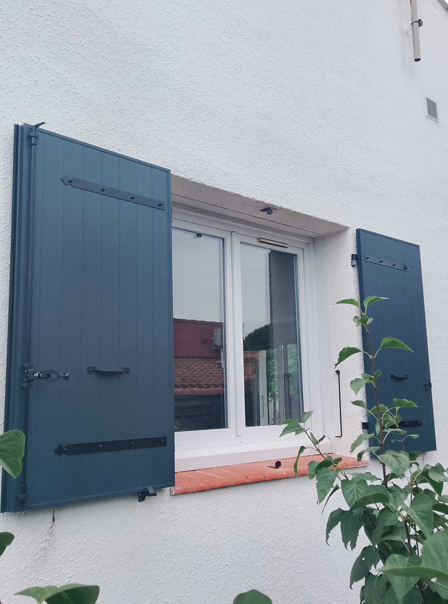 04/06/2026 POSE DE VOLEST BATTANTS GRIS ANTHRACITE SUR AGDE 